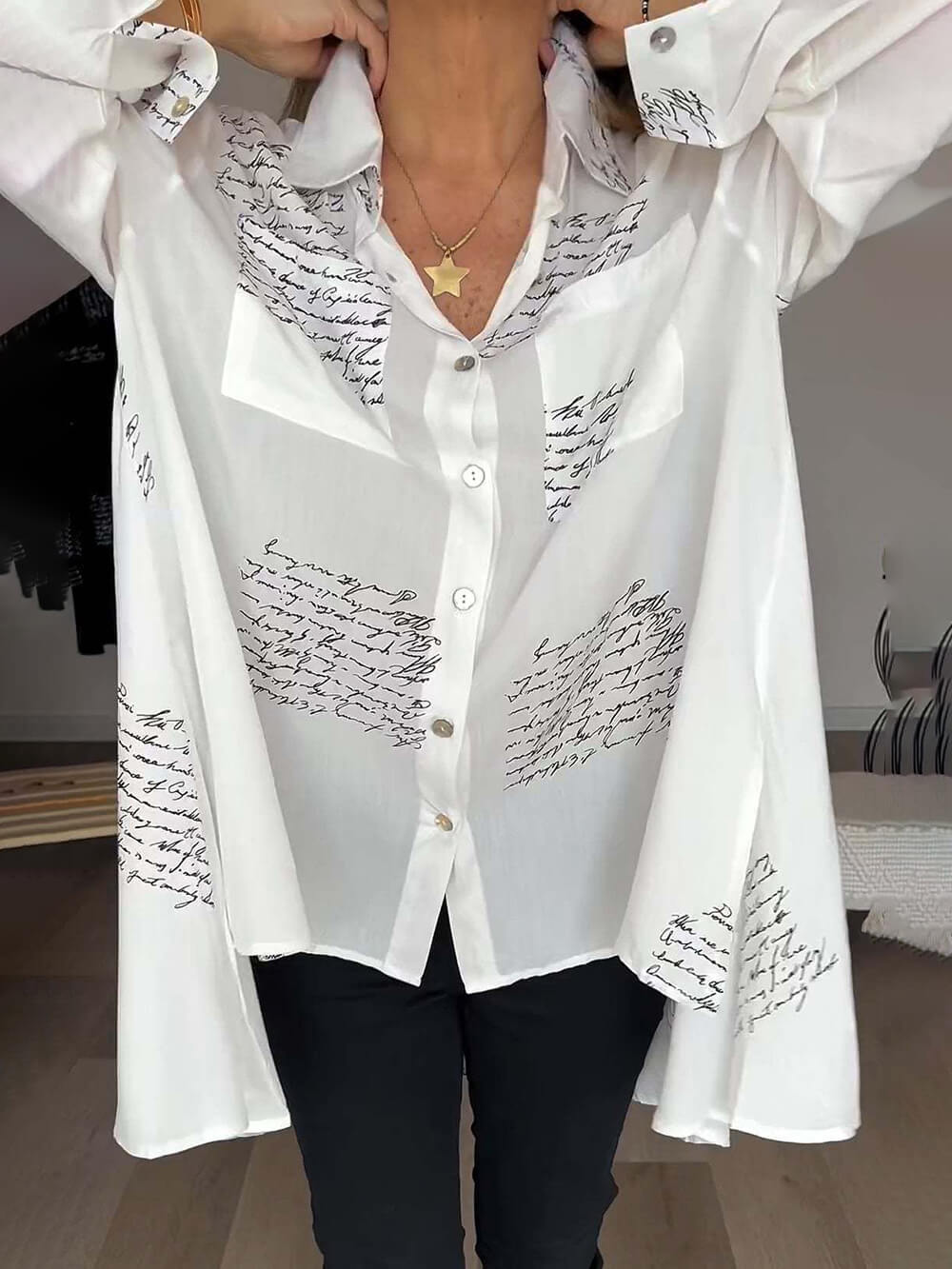 Aitana | Blouse met Script Print en Luchtige Fit