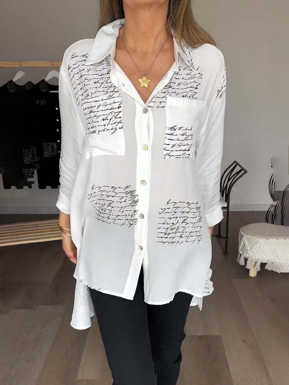 Aitana | Blouse met Script Print en Luchtige Fit