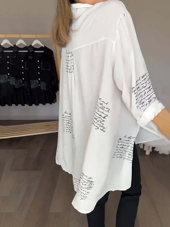 Aitana | Blouse met Script Print en Luchtige Fit
