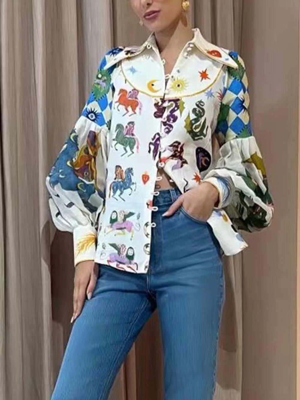 Azima | Blouse met Speelse Print en Statement Kraag