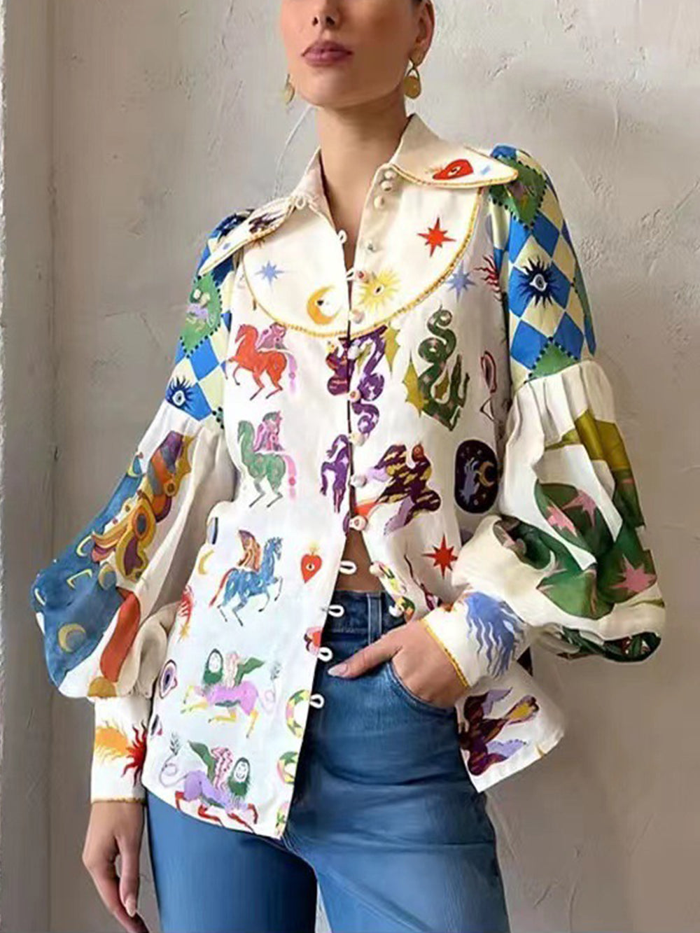 Azima | Blouse met Speelse Print en Statement Kraag