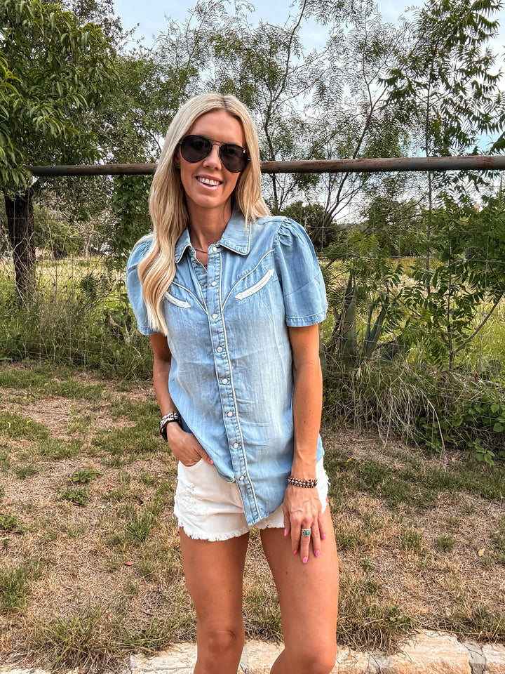 Tess | Denim Blouse met Western Details en Korte Mouwen