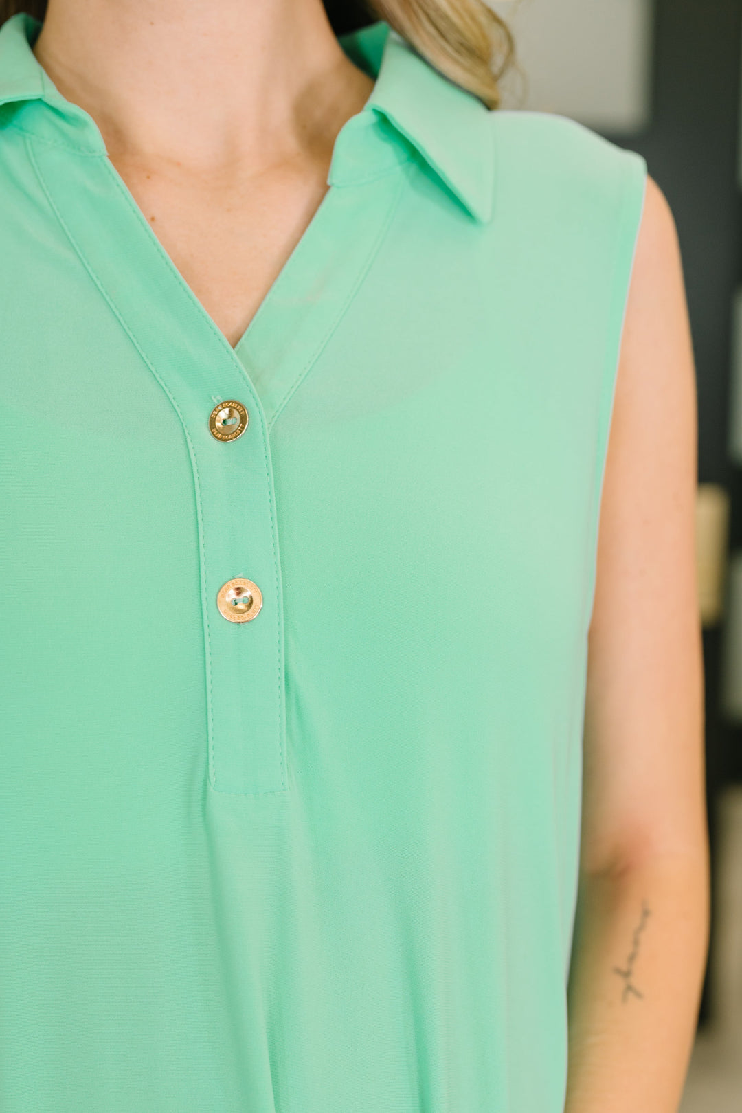 Lina | Mouwloze Jurk met Knoopdetail