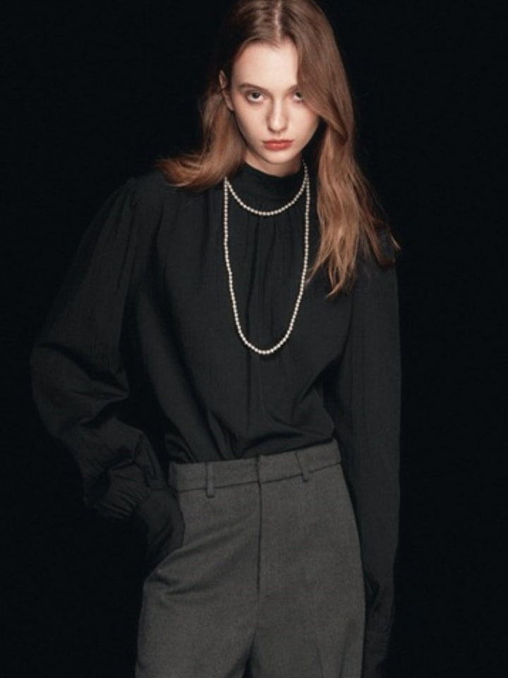 Adèle | Blouse met Hoge Hals en Subtiele Plooien