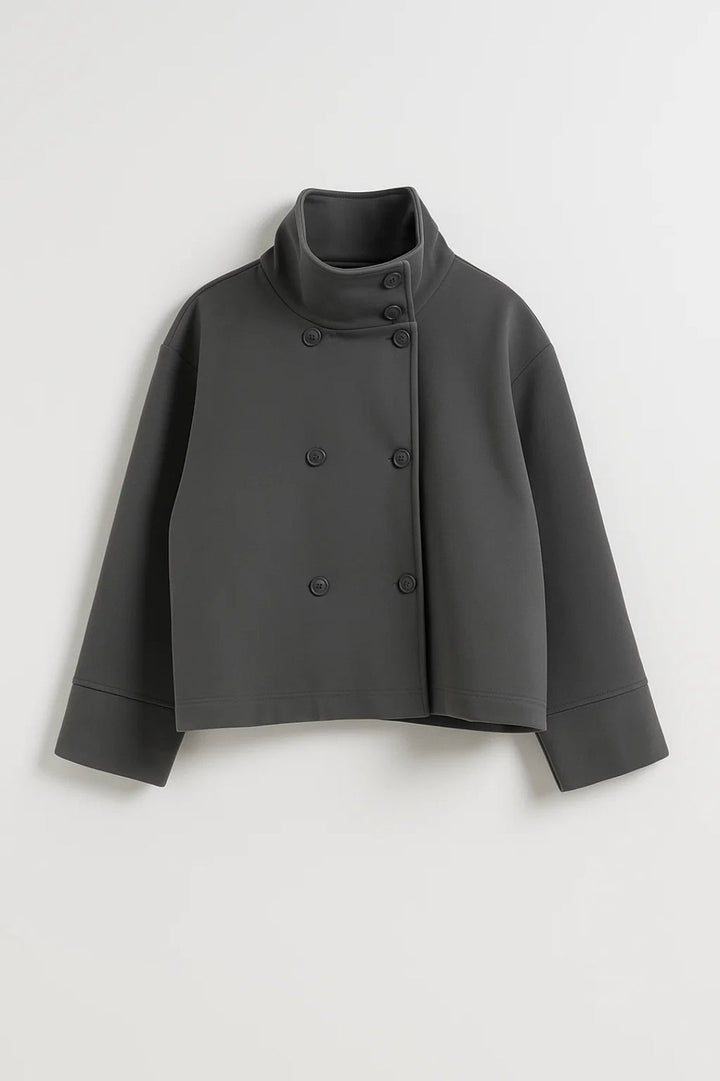Noor | Elegante Korte Jas met Hoge Kraag en Knopen en Wijde Mouwen