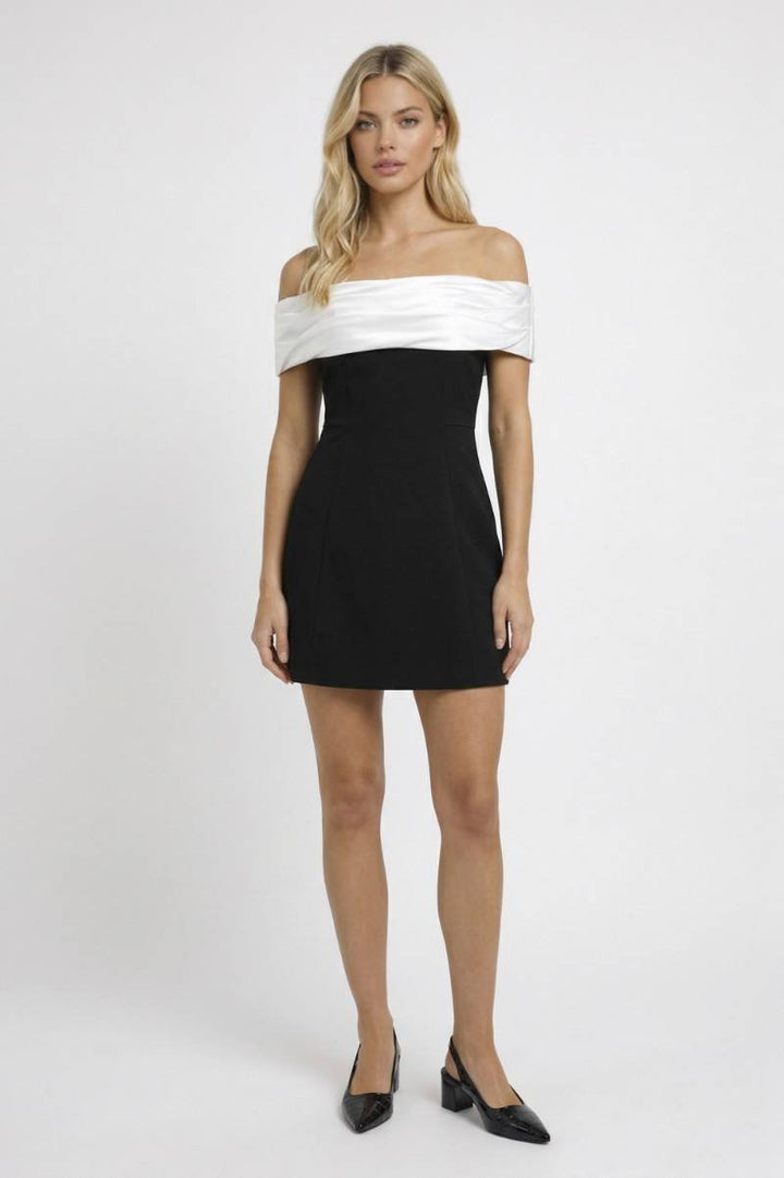 Zoë | Off-Shoulder Mini Jurk met Contrast Detail